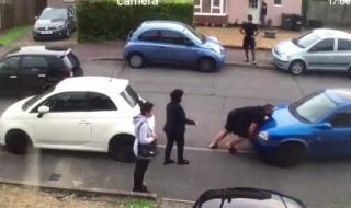 Турският Хълк просто помага на леля си (ВИДЕО)