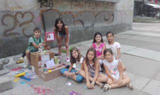 Деца продават сувенири за да помогнат на свои връстници