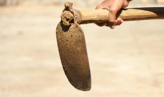 Мъж бере душа в болница след удар с мотика в главата