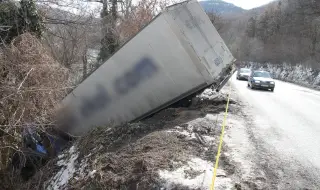 Камион падна в крайпътно дере в Силистренско