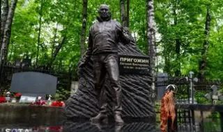 Откриха статуя на Евгений Пригожин на гроба му в Санкт Петербург