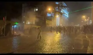 Протестиращи в Тбилиси скъсаха и опитаха да запалят руското знаме ВИДЕО