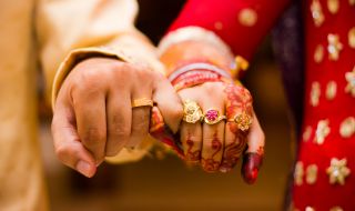 Индийска двойка се ожени в самолет заради мерките срещу COVID-19 (ВИДЕО)