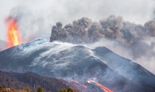 Вулканът "Шивелуч" изригна на Камчатка, обявен е червен код за авиацията