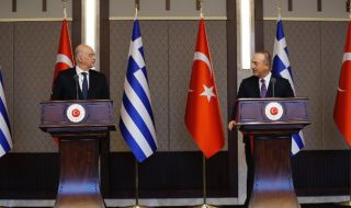 Балкански скандал! Външните министри на Гърция и Турция спориха на пресконференция