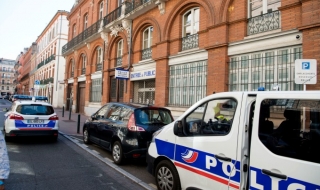 Мъж наръга френски полицай, крещейки „Писна ми от Франция!“
