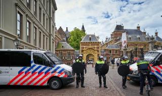 Мъж с автомобил потроши полицейска кола в Амстердам