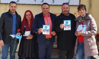 Партията на Слави Трифонов зарадва със стотици червени карамфили дамите от Дупница