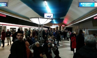 След снощната авария метрото върви по график