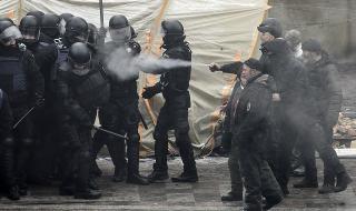 Кръв, палки и сълзотворен газ в центъра на Киев (СНИМКИ)