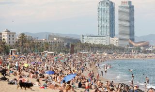 Слънце и море без тютюнев дим: Барселона забранява цигарите на плажа