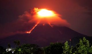 Врящ вулкан хвърли в паника Филипините