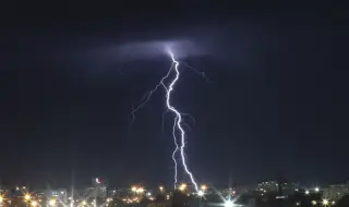 Мълния предизвика пожар в село Дъбово