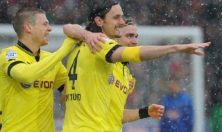 Борусия победи Фрайбург с 2:0 в снега на "Драйзамщадион"