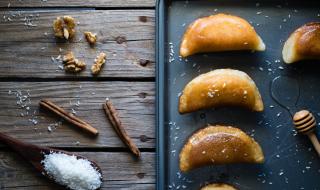 Рецепта на деня: Сиропирани кифлички с мед и орехи