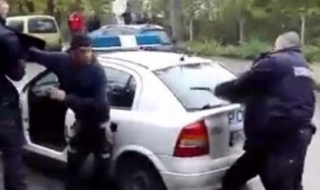 Роми се нахвърлиха на патрулка, оказват лют отпор при задържането им