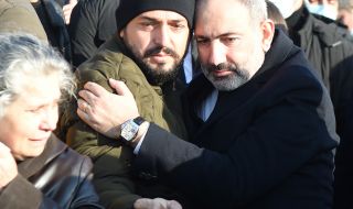 Искат оставката на арменския премиер