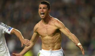 Роналдо се разгорещи - захвърли дрехите (СНИМКИ)