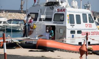 Италия прие кораб със стотици имигранти