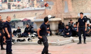 Полицаи врътнаха мачле на площад Таксим