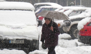 Ситуацията в страната остава аварийна заради снега