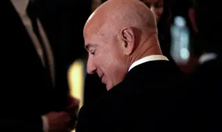 Jeff Bezos with his strangest decision regarding the election of the President of the United States 