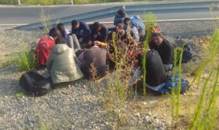 Бежанци щурмуват границата ни с Турция