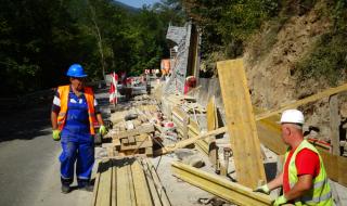 Спират ремонта на пътя до Рилския манастир заради два големи празника