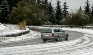 Близо 950 машини обработват пътищата в районите със снеговалеж