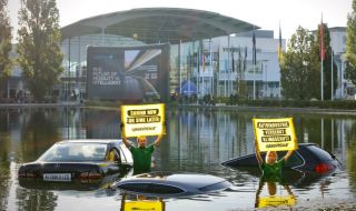 Екоактивисти "потопиха" автомобили пред автосалона в Мюнхен