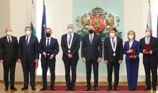 Президентът връчи държавни отличия на петима изявени българи