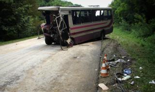 Автобус падна в 400-метрова пропаст