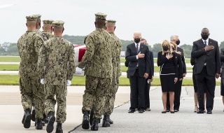 Ден на траур! Байдън почете убитите при атентата в Афганистан американски войници