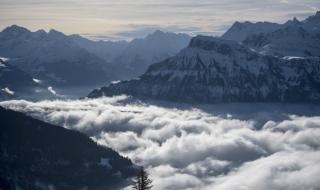 Лавини убиха алпинисти в швейцарските Алпи