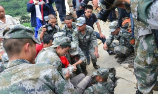 Около 900 са жертвите на земетресението в Китай