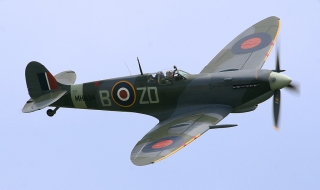 100-годишен британски летец се завърна на поста си