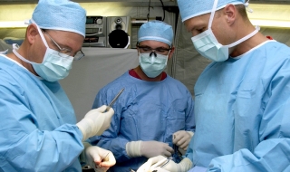 Най-тежката жена в света ляга на операционната маса
