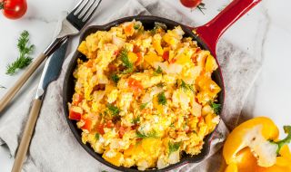 Рецепта за вечеря: Бърза манджа със зеленчуци и яйца