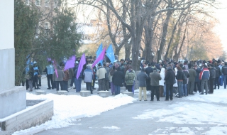 Оръжейниците от Сопот в ефективна стачка в студа