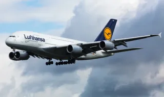 Самолет на Lufthansa кацна аварийно в Лион след самозапалване на преносима батерия