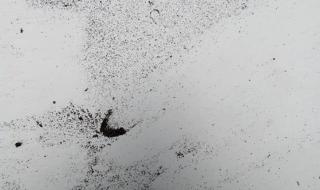 Тихо се сипе белият сняг, а заедно с него... въглищен прах