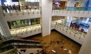 Рекордни валежи в Хонгконг причиниха редица щети