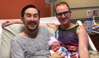 Мъж роди здраво бебе в САЩ (ВИДЕО)