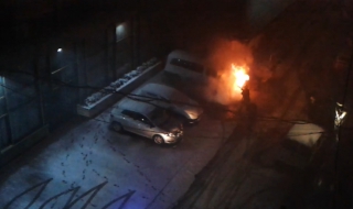 Злосторник подпали бус пред централата на ДПС в София (видео)