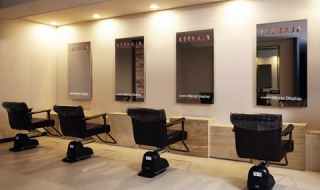 Фризьорски салон с огледалните дисплеи на Samsung