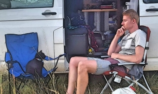 Мъж напусна работа, за да пътува с котката си