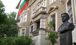 Намаляват наполовина политическите назначения в посолствата