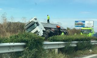 Тежкотоварен камион се обърна край Бургас (СНИМКА)