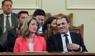 Вот на недоверие в петък, 13-и