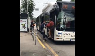 Мъж налетя с ритници на две жени в София (ВИДЕО)